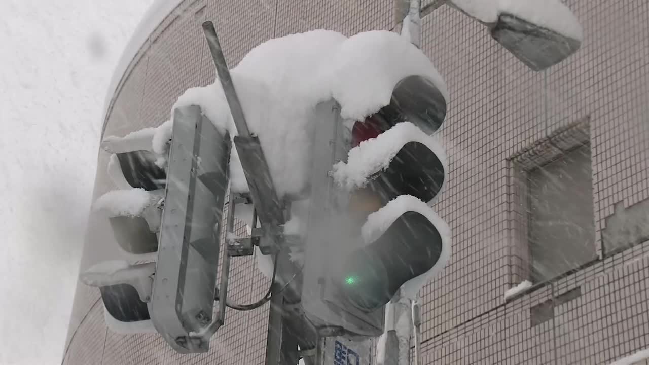 大雪中的交通信号灯，新泻，日本视频素材