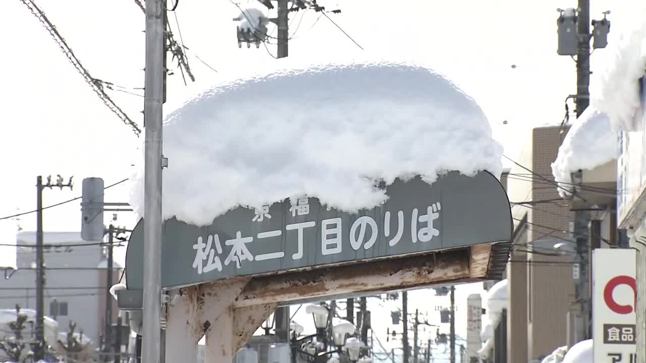 被雪掩埋的公交车站，日本福井视频素材