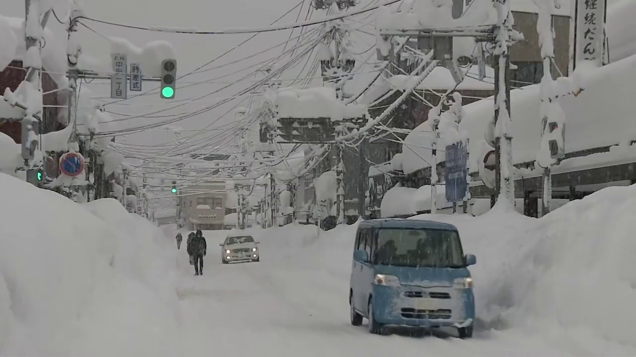 大雪中的Joetsu市中心，新泻，日本视频素材