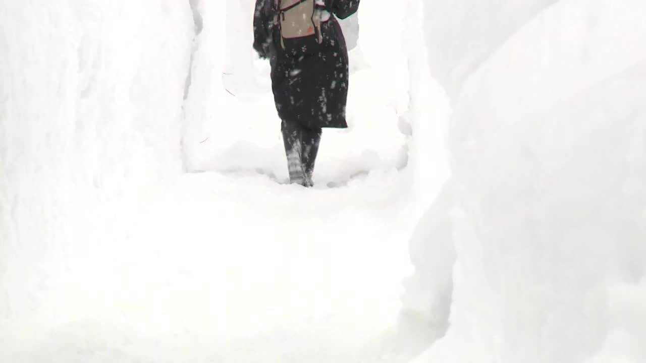 CU, people Walking Between Snow Walls，秋田，日本视频素材