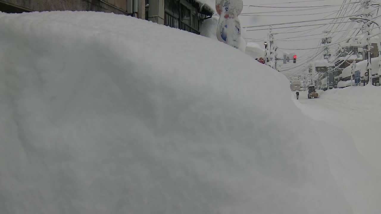 大雪中的扫雪机，新泻，日本视频素材