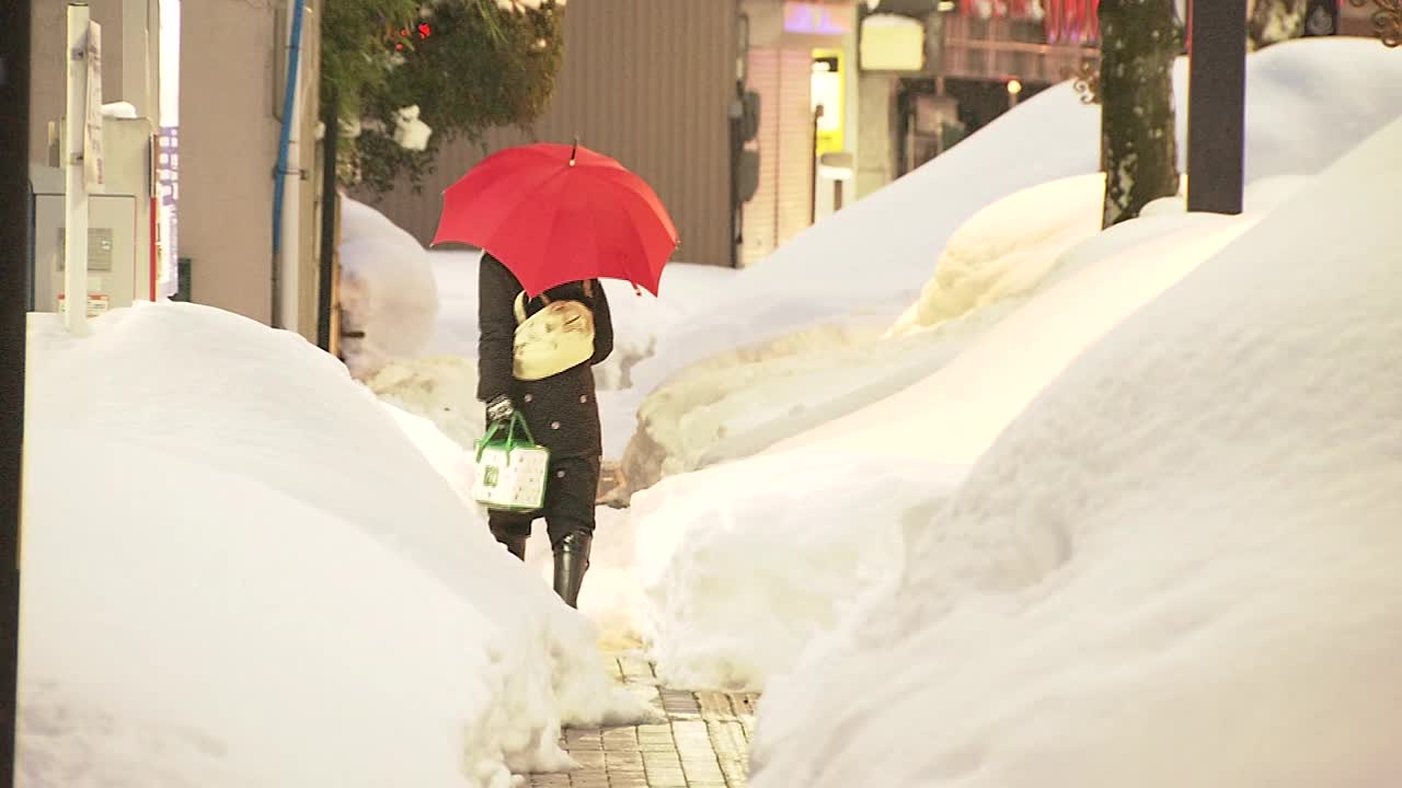 日本富山，积雪中行走的人视频素材