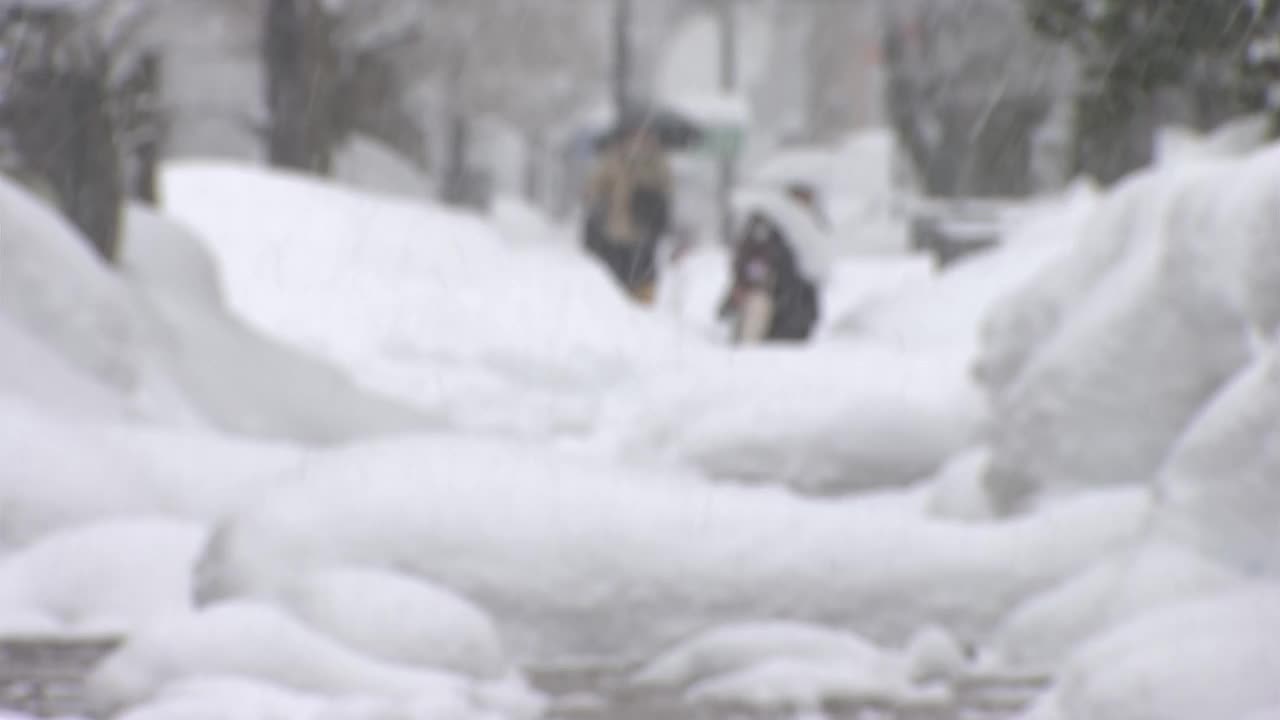 在厚厚的雪中行走的人们，富山，日本视频素材