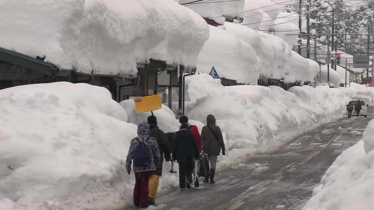 日本新泻私人住宅上的厚厚的积雪视频素材