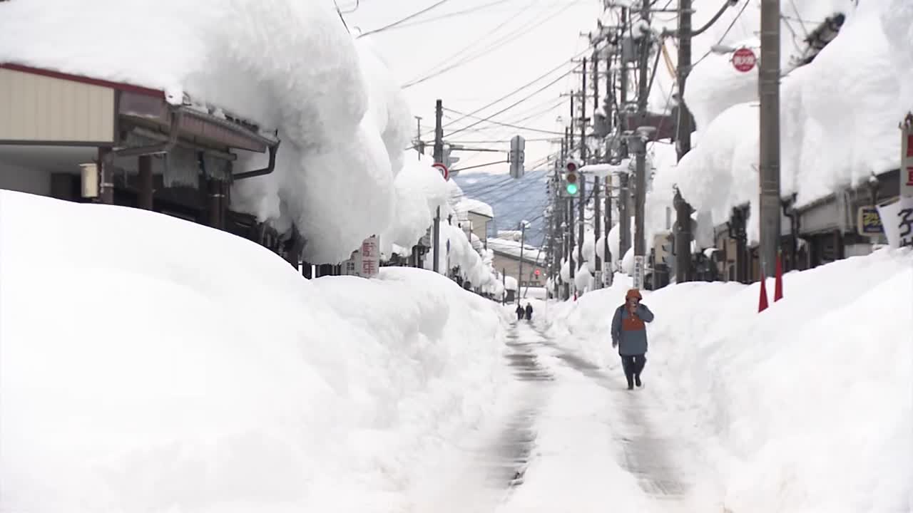 行走在雪堆街道上的人，新泻，日本视频素材