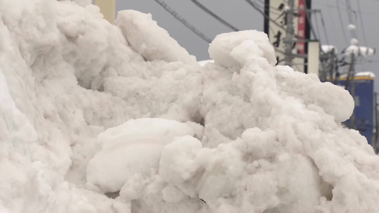 在雪墙之间行驶的车辆，新泻，日本视频素材