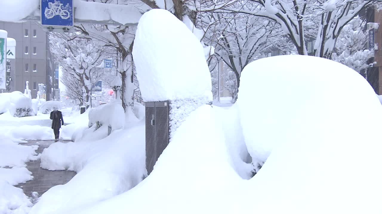 日本富山，一名男子在深雪中行走视频素材