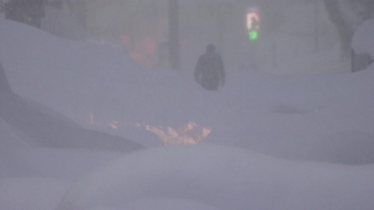 在大雪中行走的人，富山，日本视频素材