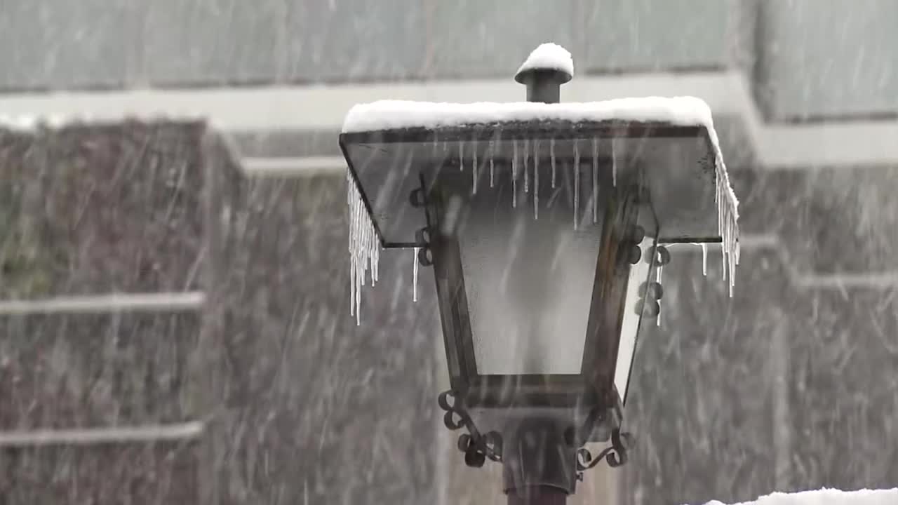 《暴风雪中的冰冻街灯》，日本福冈视频素材