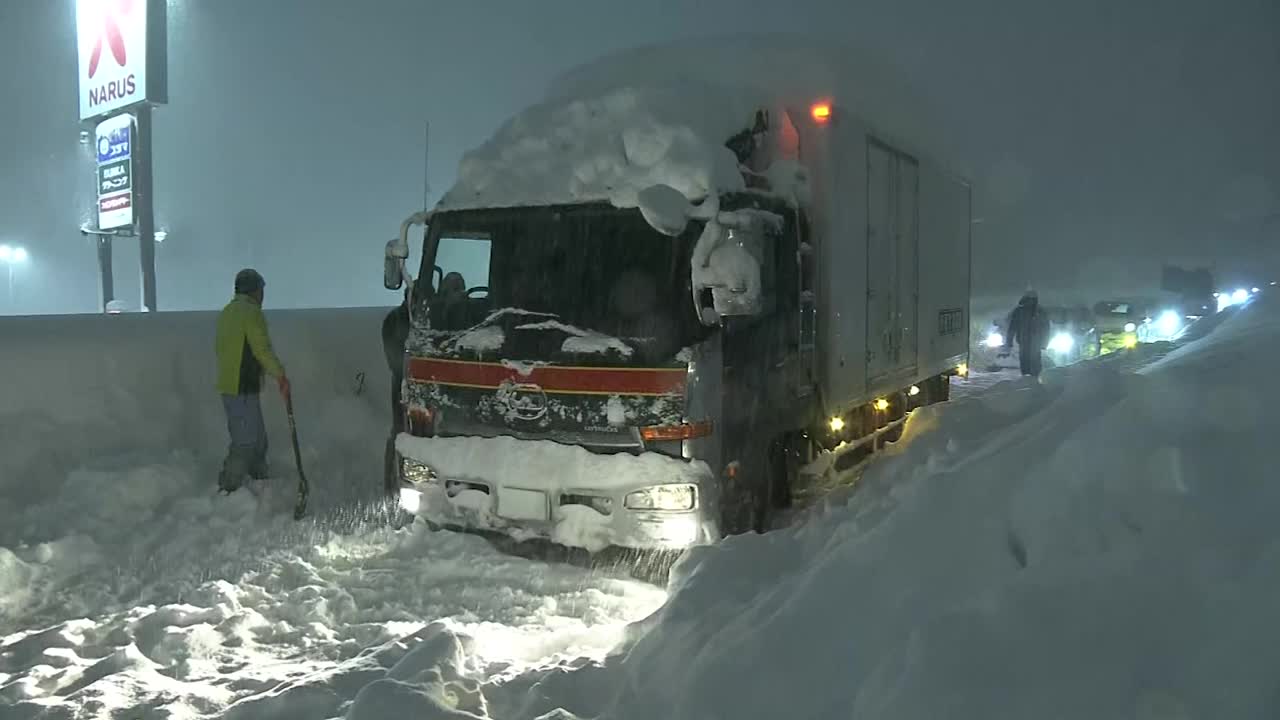 一辆卡车被困在暴风雪中，日本新泻视频素材