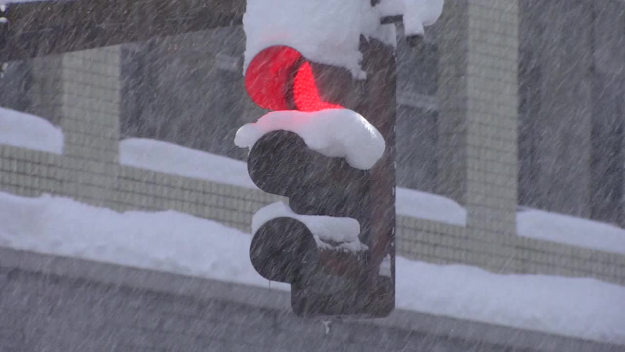 大雪中的交通信号灯，富山，日本视频素材