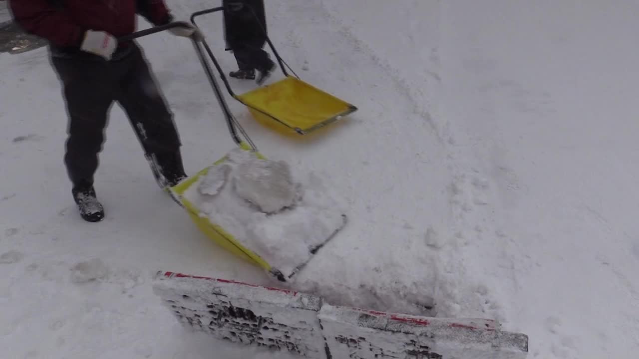 人们在铲雪，山形，日本视频素材