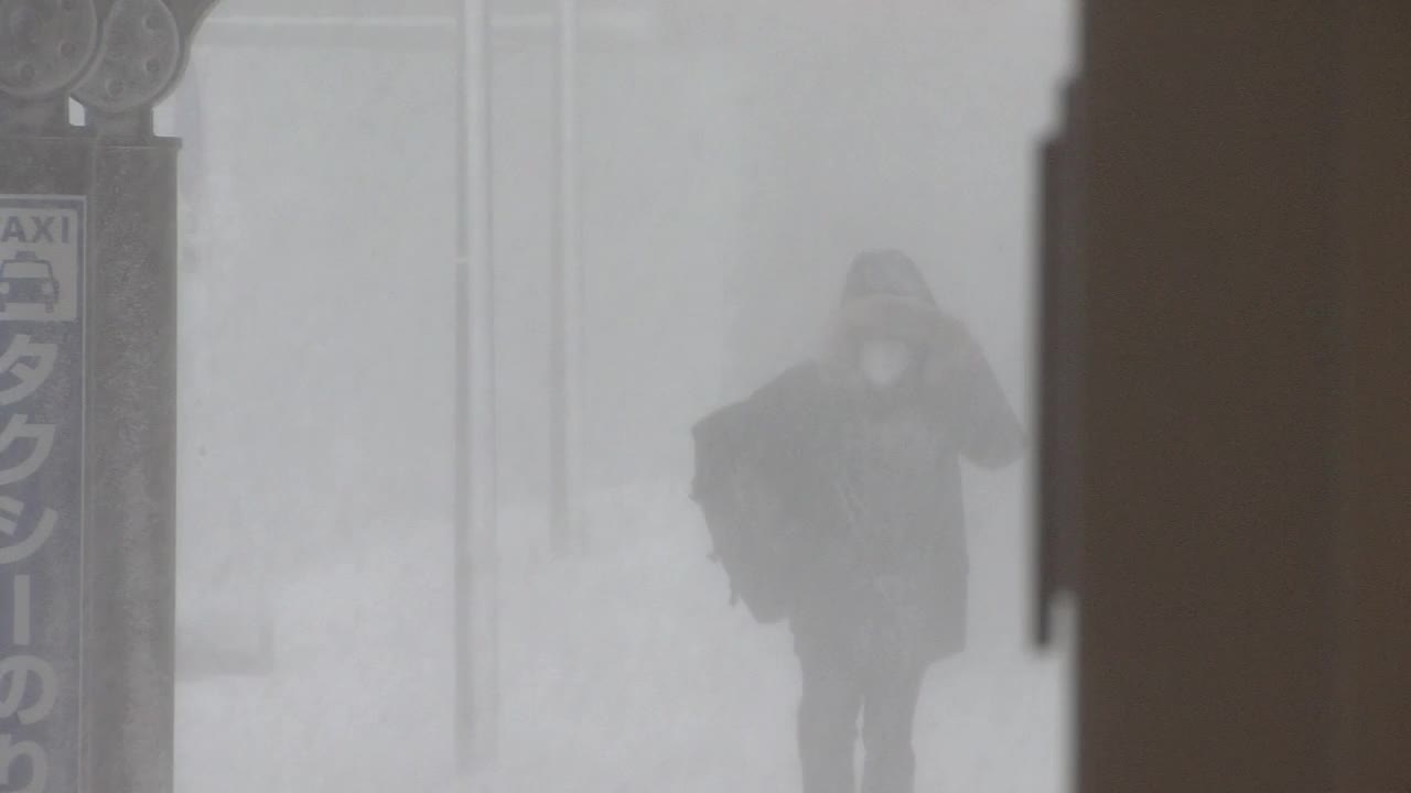 一个人在暴风雪中行走，秋田，日本视频素材