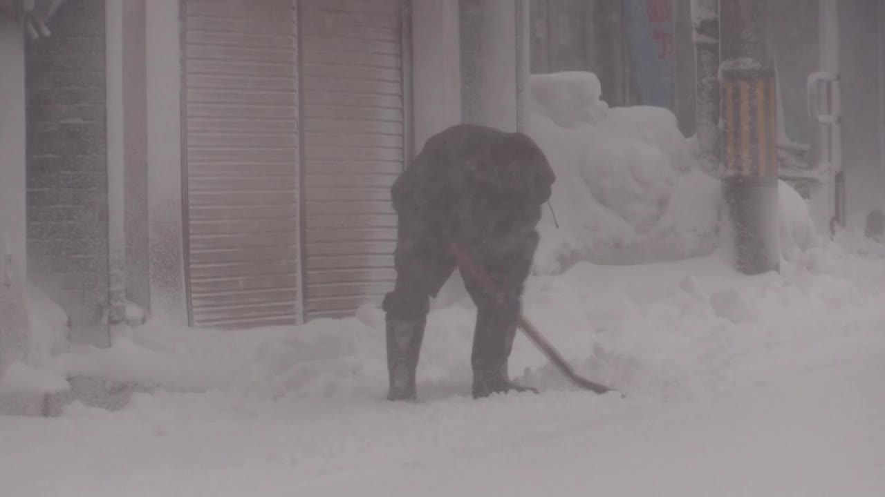 在暴风雪中铲雪的人，山形，日本视频素材