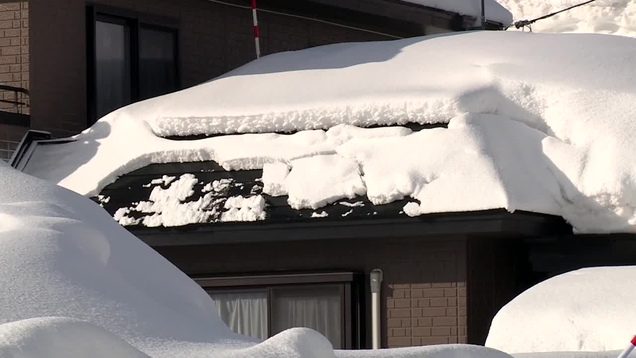 屋顶上滑下的雪，秋田，日本视频素材