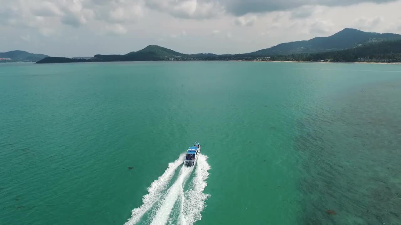 在泰国夏季海上航行的快艇视频素材