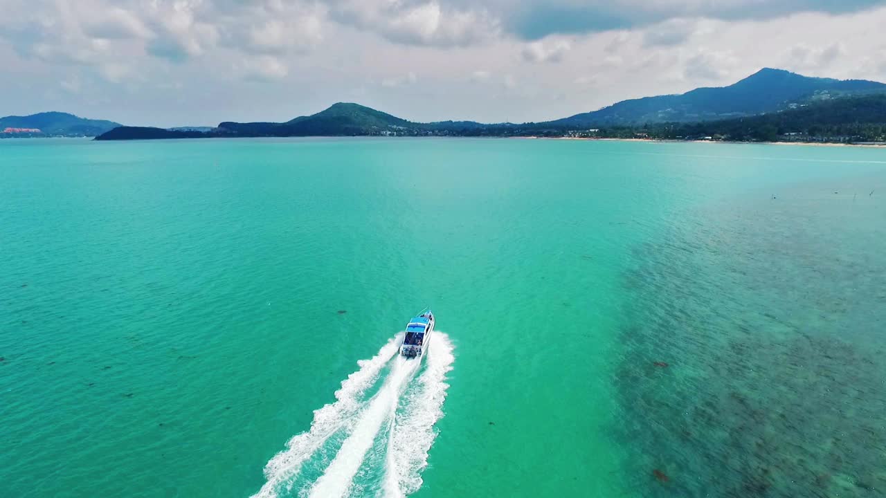 在泰国夏季海上航行的快艇视频素材