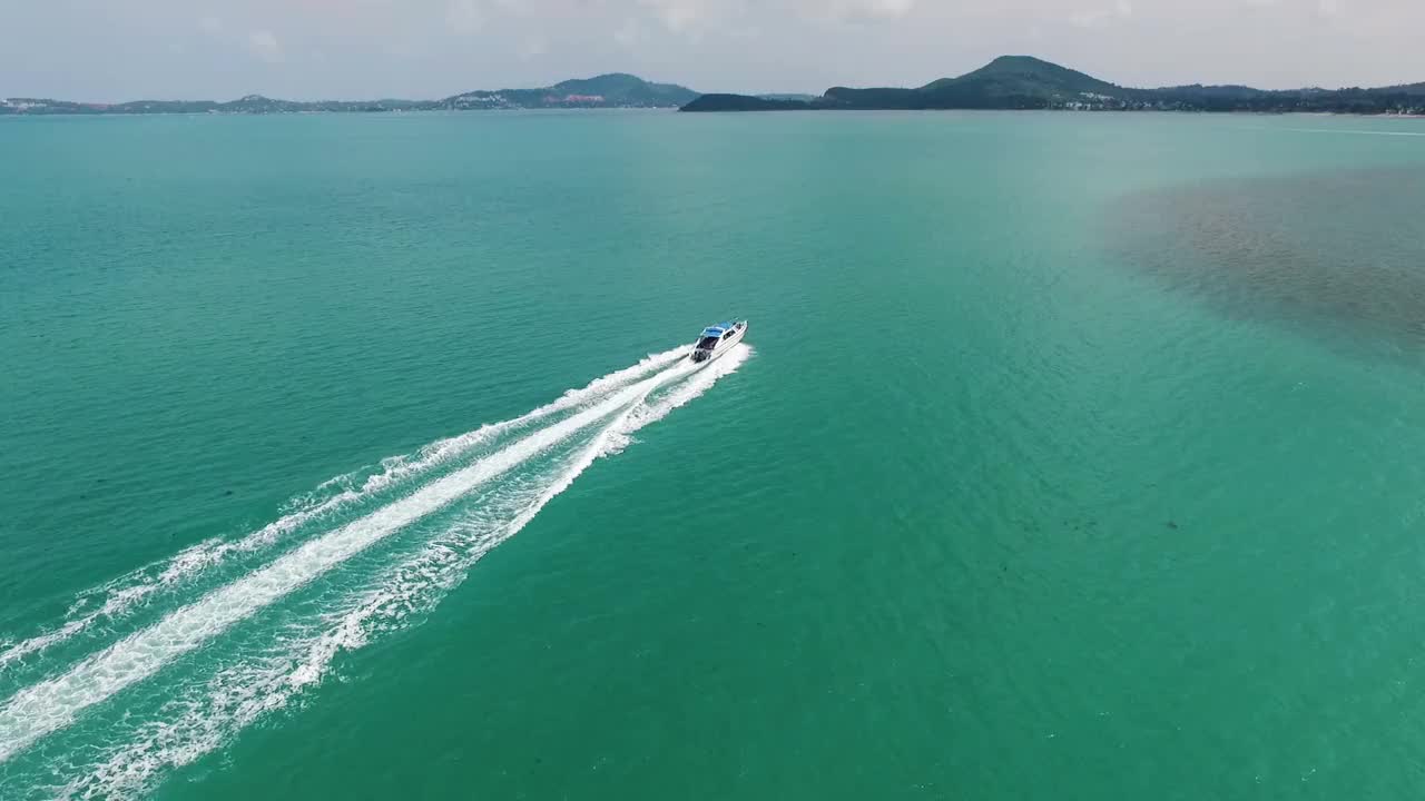 在泰国夏季海上航行的快艇视频素材