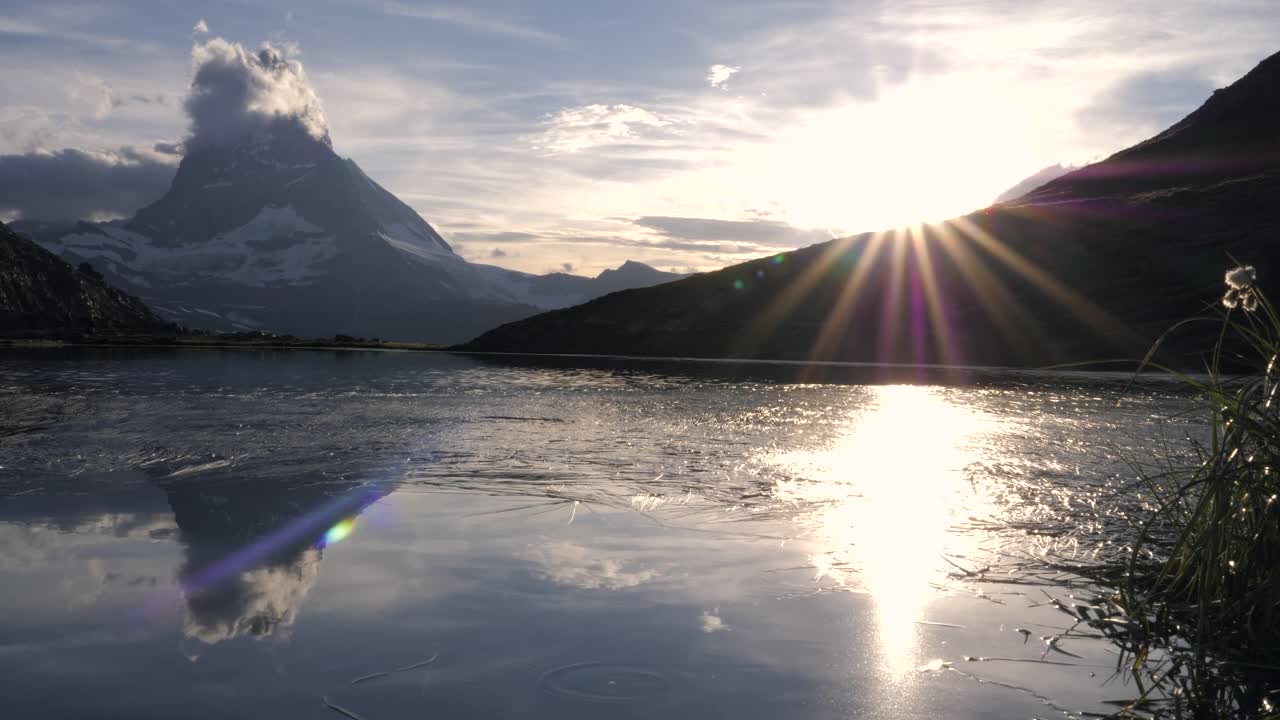 瑞士阿尔卑斯山日落时令人惊叹的阿尔卑斯风景。著名的马特洪山下的里费尔湖视频素材