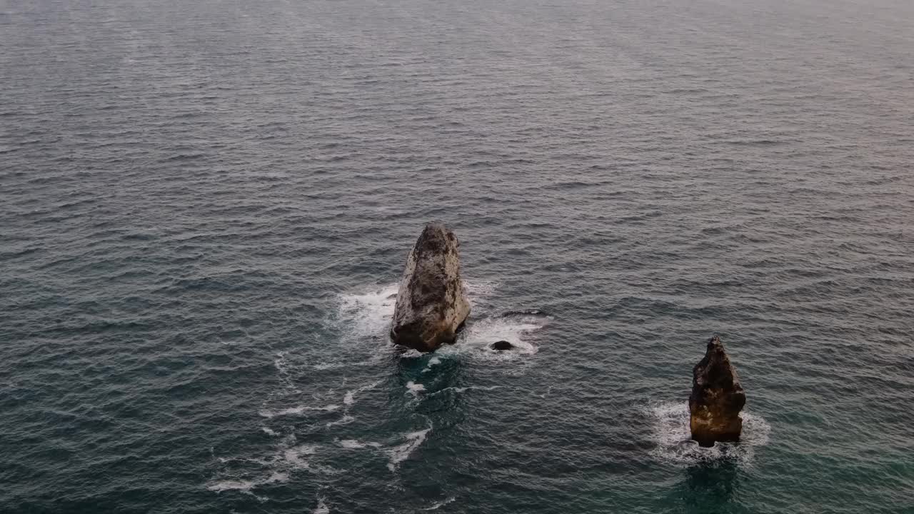 顶部鸟瞰图的海浪溅在岩石背景视频素材