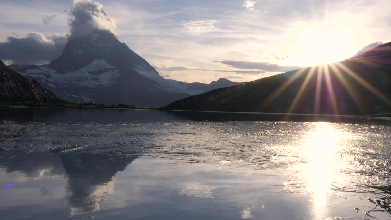 瑞士阿尔卑斯山日落时令人惊叹的阿尔卑斯风景。著名的马特洪山下的里费尔湖视频素材