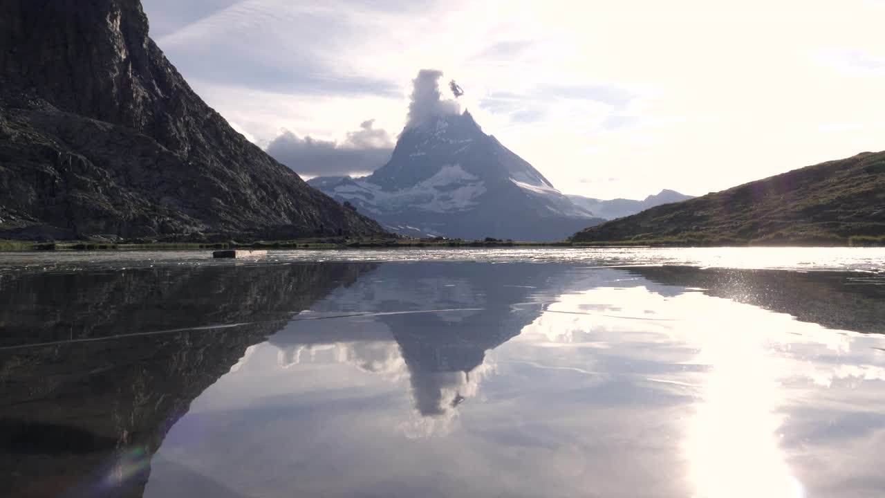 瑞士阿尔卑斯山日落时令人惊叹的阿尔卑斯风景。著名的马特洪山下的里费尔湖视频素材