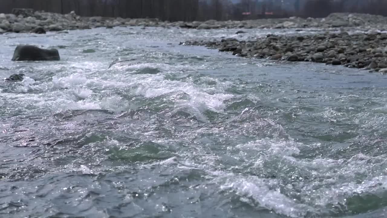 在印度喜马偕尔邦的马纳里，河流快速流动的特写慢动作镜头视频素材