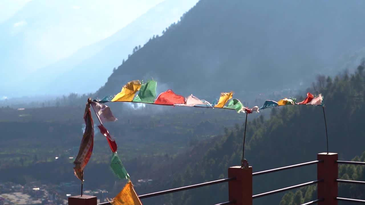 印度喜马查尔邦马纳里附近的Patlikuhal村，盘干宁马寺山前的彩色不丹藏传佛教经幡的慢镜头视频素材