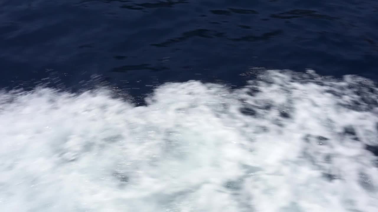 夏日，摩托艇后面尾随海浪的特写。法国里维埃拉的蓝色地中海视频素材