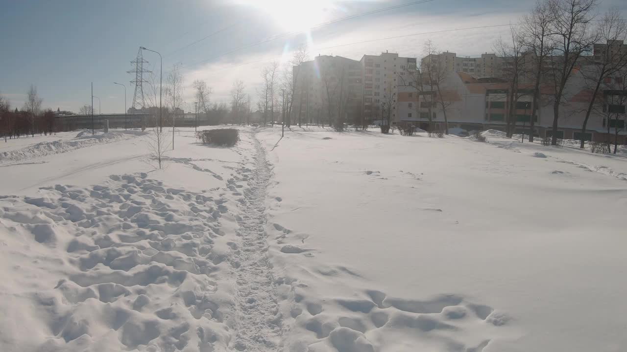 莫斯科Yuzhnoye Butovo居民区大雪后被雪覆盖的步行街视频素材