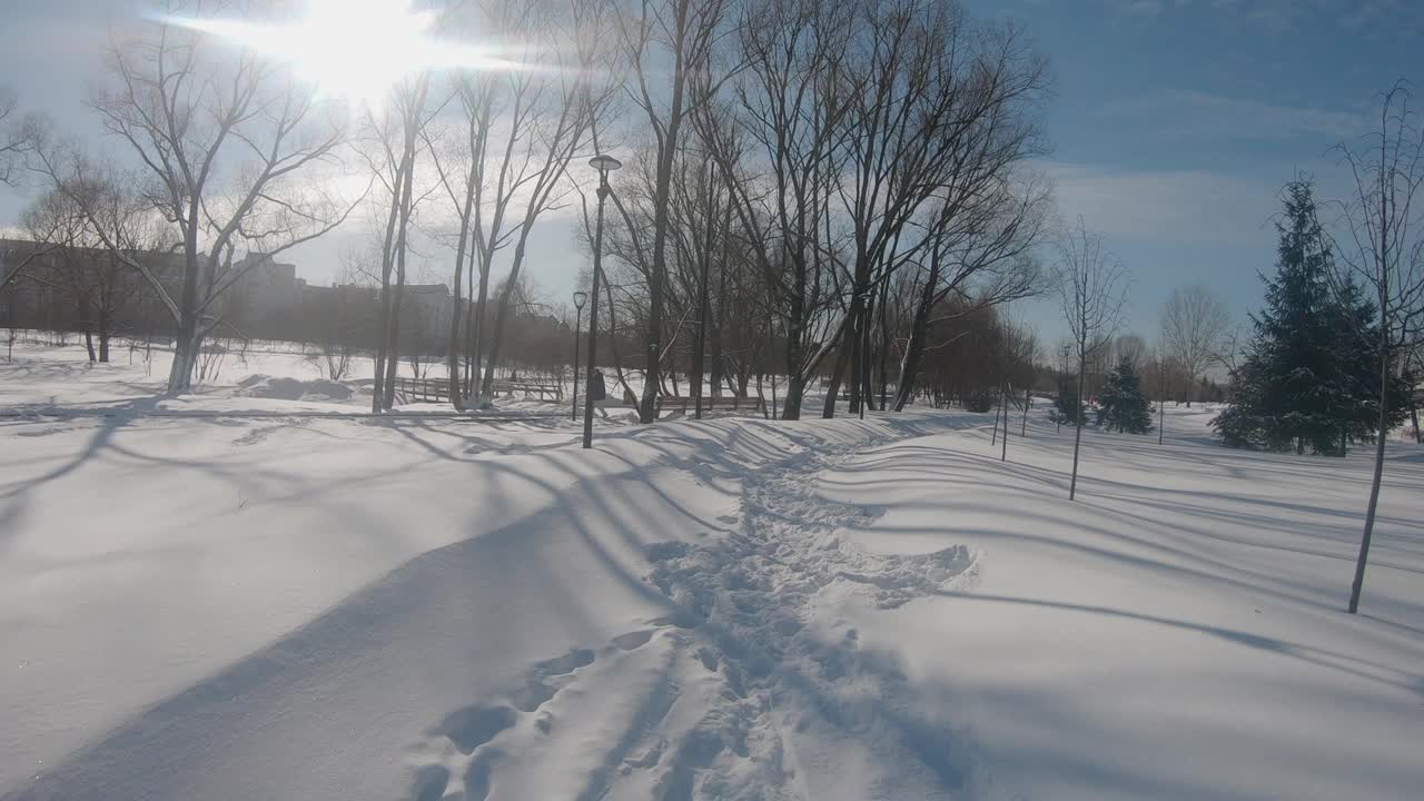 莫斯科Yuzhnoye Butovo居民区大雪后被雪覆盖的步行街视频素材