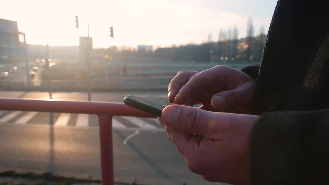 在用手机应用叫出租车的男人手里都在用手机视频素材