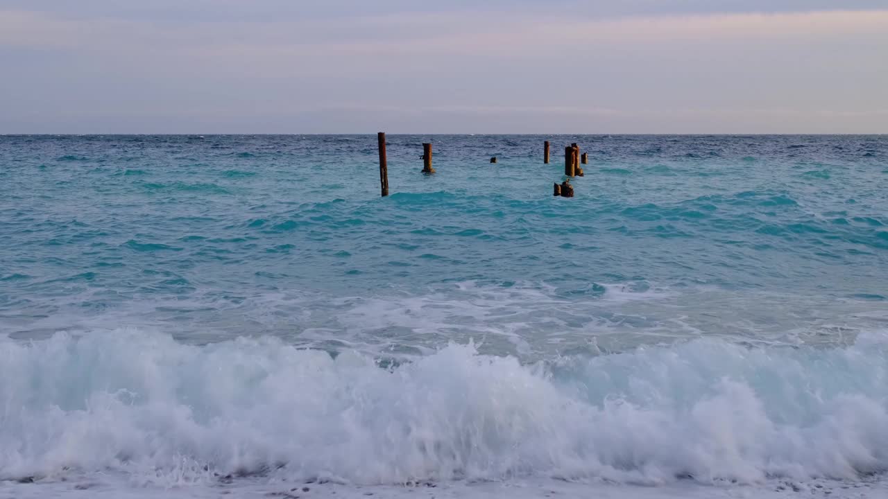 海浪在海水上摇摆。美丽的蓝色海水与波浪的海洋。视频素材