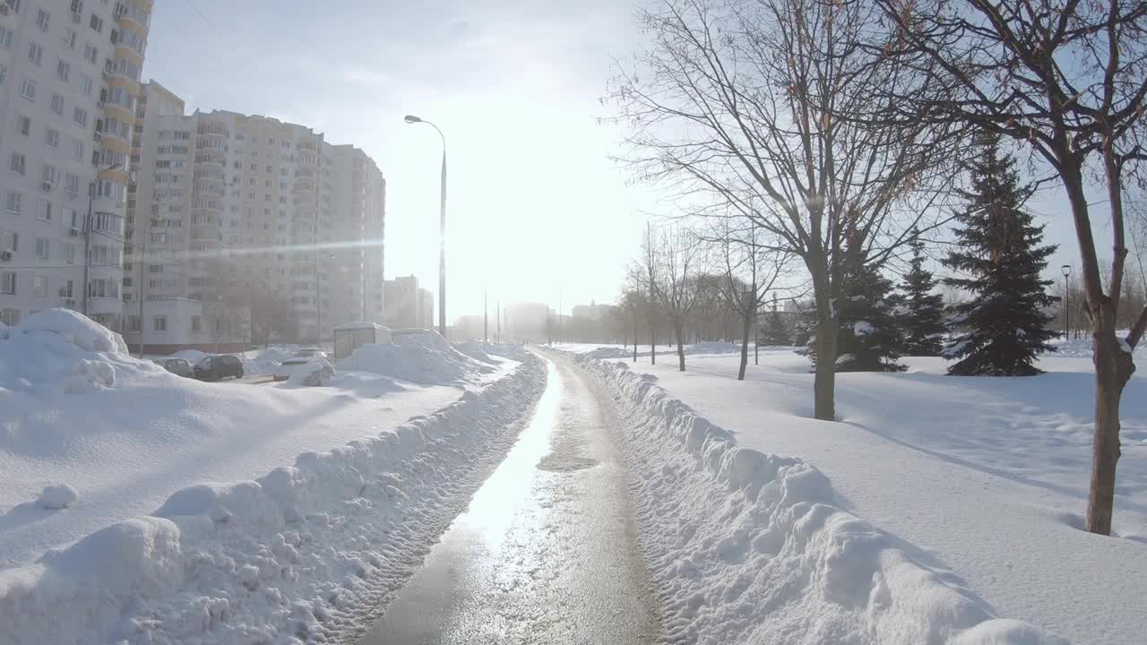 一场大雪过后，在莫斯科城市住宅区清理公园的小路视频素材