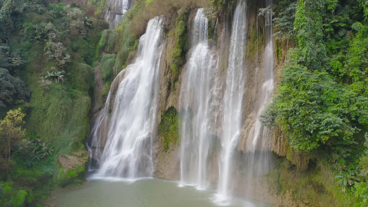 这是洛苏瀑布。自然景观德自然公园。泰国最大、最高的瀑布，是旅游度假、旅游胜地。Umphang视频素材