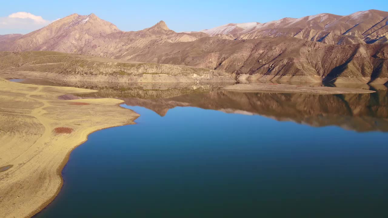 无人机飞过美丽的湖泊和山脉。全景俯瞰图。视频素材