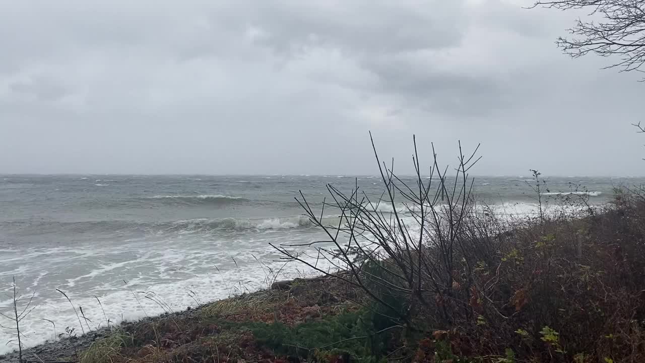 暴风雨天气。涨潮了。视频素材