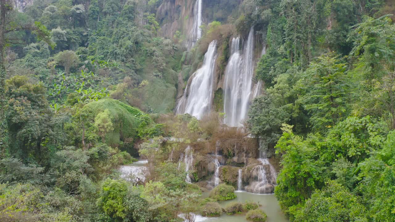 这是洛苏瀑布。自然景观德自然公园。泰国最大、最高的瀑布，是旅游度假、旅游胜地。Umphang视频素材