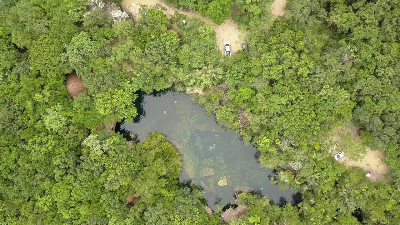 鸟瞰图景观相当透明的淡水天然井。视频素材