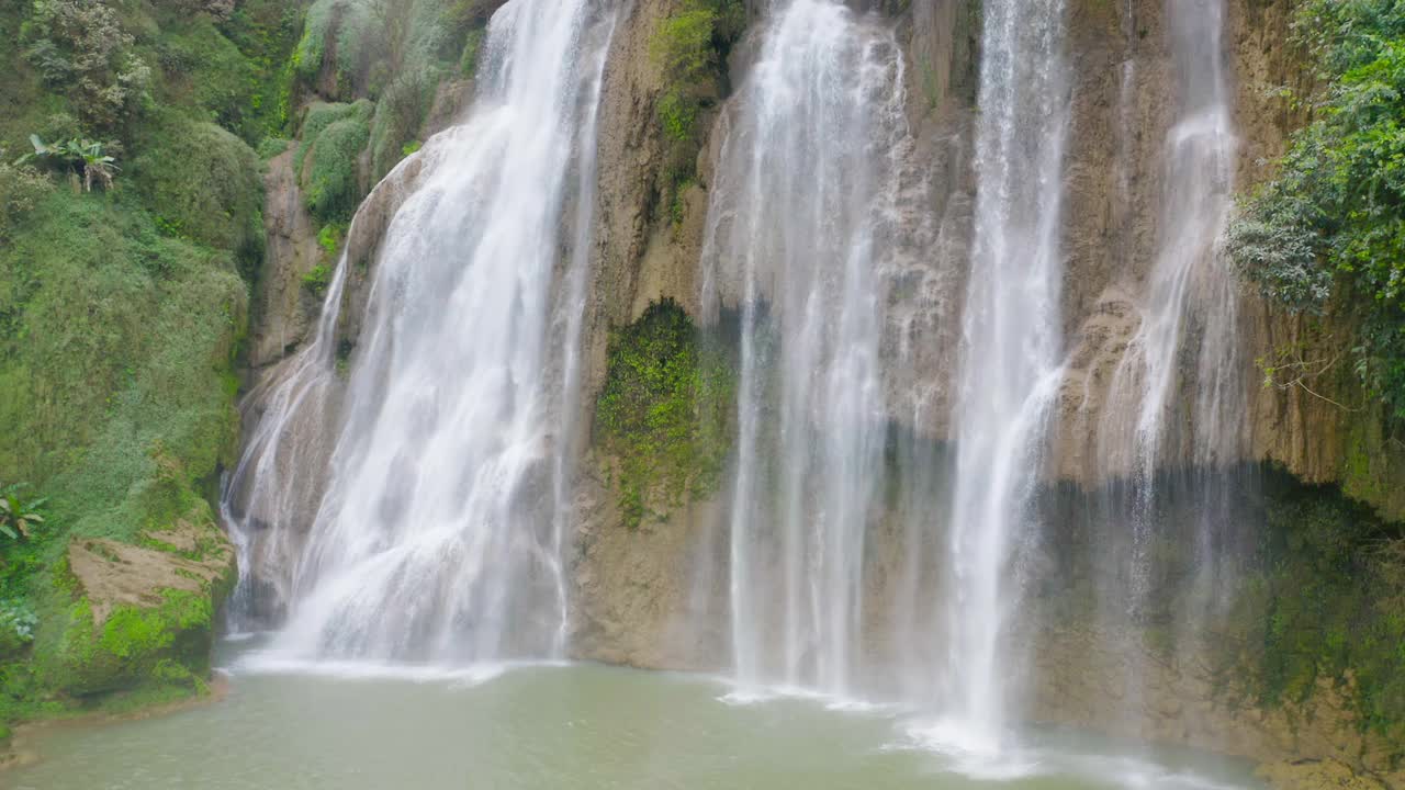 这是洛苏瀑布。自然景观德自然公园。泰国最大、最高的瀑布，是旅游度假、旅游胜地。Umphang视频素材