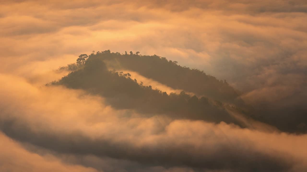 4K时间的滚动雾流在艾耶翁山，也拉，泰国视频素材