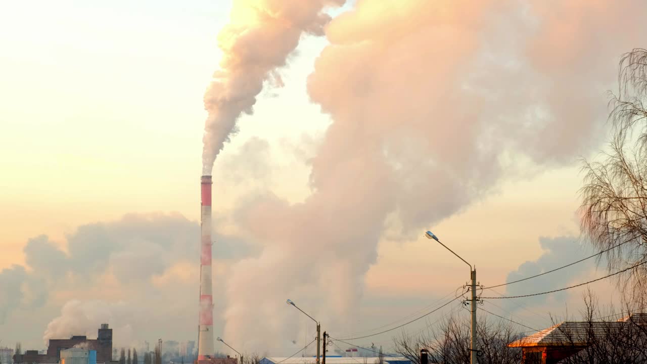 巨大的化学物质云从工厂的大管道释放到城市上空的大气中，污染了环境视频素材