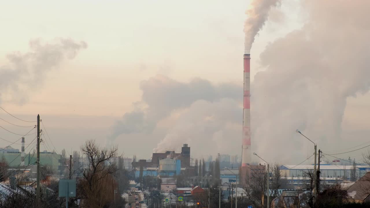 城市的空气污染。居民区的一家工厂生产化学品。排放到大气中视频素材