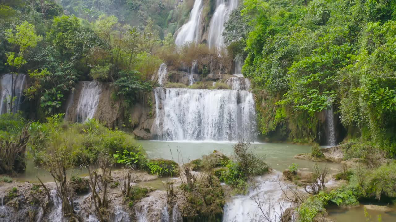 这是洛苏瀑布。自然景观德自然公园。泰国最大、最高的瀑布，是旅游度假、旅游胜地。Umphang视频素材