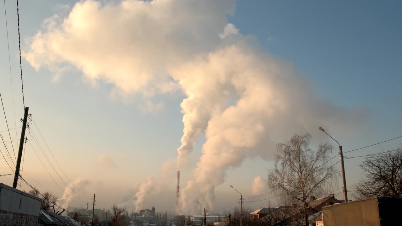 城市居民区上空笼罩着巨大的化学物质云。环境问题。向大气排放的气体视频素材