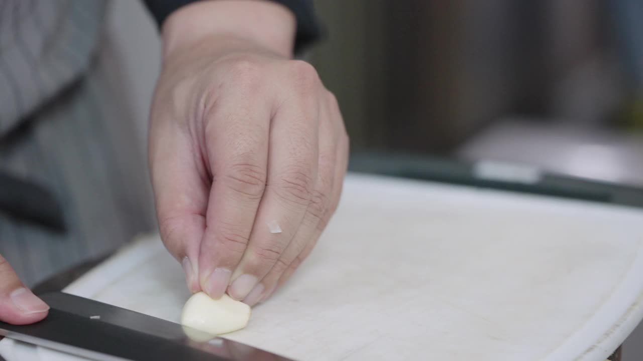 在家烹饪，把大蒜切成小块。视频素材