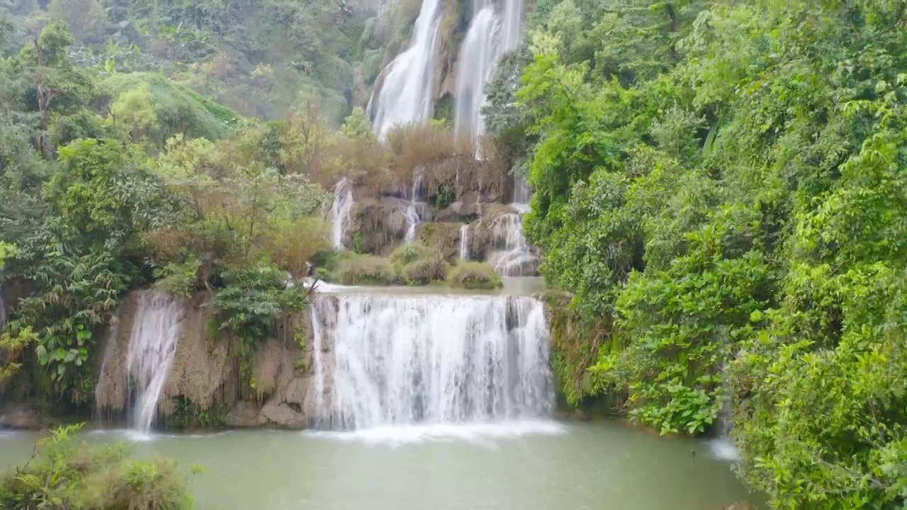 这是洛苏瀑布。自然景观德自然公园。泰国最大、最高的瀑布，是旅游度假、旅游胜地。Umphang视频素材