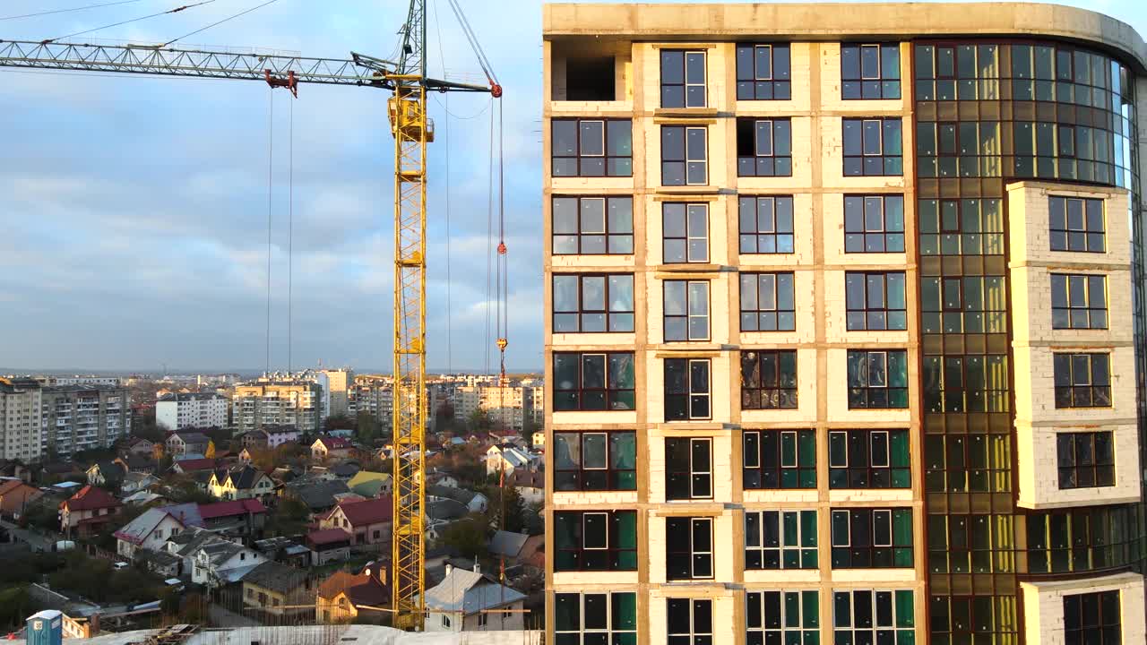 正在建设的高层住宅楼鸟瞰图。房地产开发。视频素材