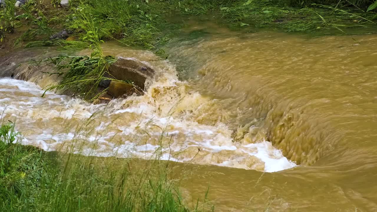 春季暴雨期间，河水浑浊，河水浑浊。视频素材