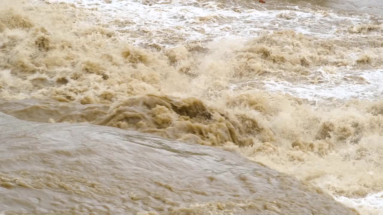 春季暴雨期间，河水浑浊，河水泛滥。视频素材